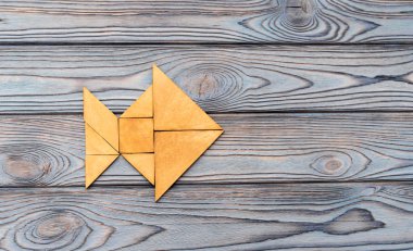 Ahşap arka plan üzerinde balık şeklinde ahşap puzzle