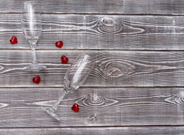 İki bardak ahşap arka plan üzerinde bir kalp şeklinde rakamları ile. Romantik Tarih.