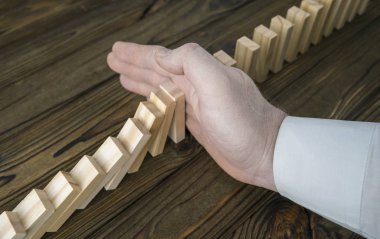 domino etkisi durdurma bir erkek eli. retro tarzı görüntü yürütme ve risk denetim kavramı. İş anlaşması. portre