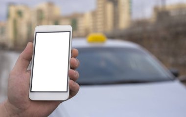 Yakın çekim el taksi rezervasyon bir cep telefonu bir araba ve bir şehir, arka planda tutan bir adam. Temiz smartphone ekran reklam tasarımı için yukarı alay.