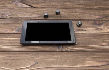 eski ahşap masa, kavram oyunu online üzerinde dijital tablet zar