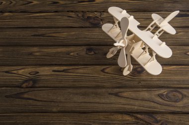 Ahşap oyuncak uçak ahşap eski masa oyma modeli. Tasarımı için bir yer