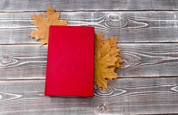 Boek Van Rode Kleur Esdoorn Bladeren Een Houten Achtergrond Herfst — Stockfoto