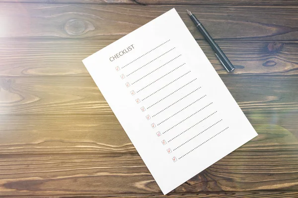 Listesi, kağıt, ahşap bir zemin üzerine yazmak için kalem listesi