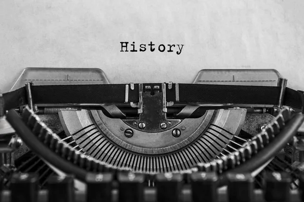 历史在老式打字机上打字 — 图库照片