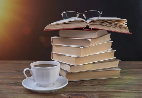 Een Stapel Boeken Bril Een Kopje Koffie Een Houten Tafel — Stockfoto