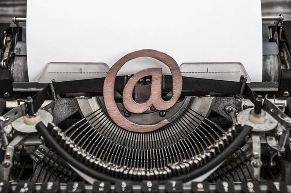 Conceito Uma Máquina Escrever Vintage Símbolo Mail Velhas Novas Tecnologias — Fotografia de Stock
