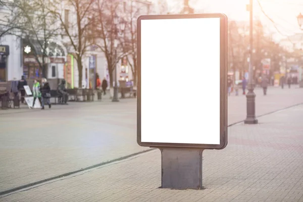 Şehrin sokak üzerinde dikey izole boş billboard. Kadar alay et. reklam tasarımı için