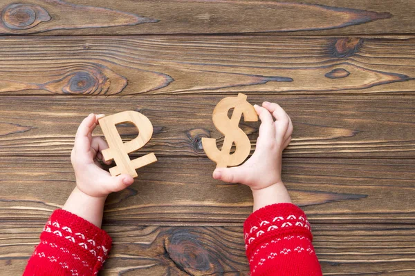 Ahşap ahşap masa arka plan üzerinde elinde bir Rublesi ve Doları rakam yapılmış