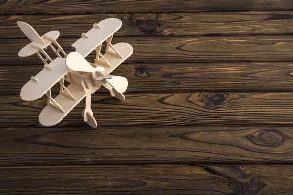 Ahşap oyuncak uçak ahşap eski masa oyma modeli. Tasarımı için bir yer