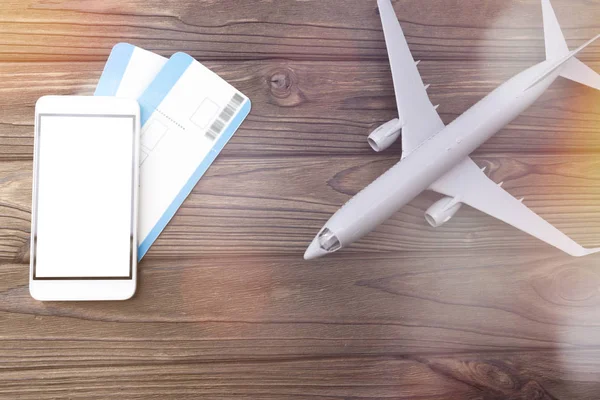 Smartphone Mit Weißem Bildschirm Flugtickets Flugzeug Auf Hölzernem Hintergrund lizenzfreie Stockbilder