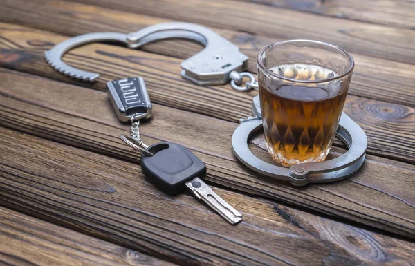 Konzept Trunkenheit Steuer Handschellen Ein Glas Alkohol Autoschlüssel Stockfoto