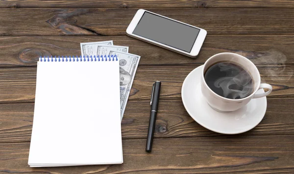 Tasse Kaffee Smartphone Dollar Notizblock Und Stift Auf Holztisch Stockbild