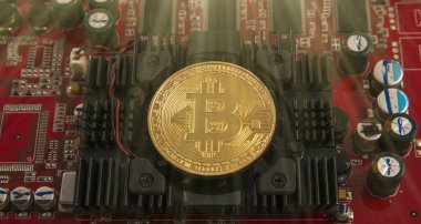 bitcoin kavramı - altın sikke, bilgisayar devre kartı ile bitcoin oluşum ve miniyonga. Elektronik para, Internet Finans