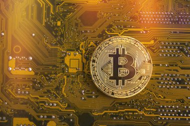 bitcoin kavramı - altın sikke, bilgisayar devre kartı ile bitcoin oluşum ve miniyonga. Elektronik para, Internet Finans