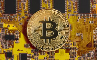 bitcoin kavramı - altın sikke, bilgisayar devre kartı ile bitcoin oluşum ve miniyonga. Elektronik para, Internet Finans