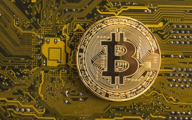 Altın bitcoin kavramı - bilgisayar devre kartı ile bitcoin oluşum ve miniyonga. Elektronik para, Internet Finans
