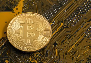 Altın bitcoin kavramı - bilgisayar devre kartı ile bitcoin oluşum ve miniyonga. Elektronik para, Internet Finans