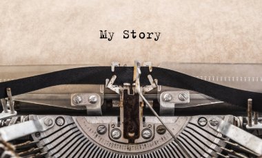 Benim hikayem bir eski vintage daktiloda kelime yazdık. yakın çekim