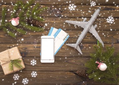 tatil, turizm, seyahat, teknoloji ve insan kavramı - boş smartphone ekran ve harita ile beyaz. Noel, yeni yıl arka plan.