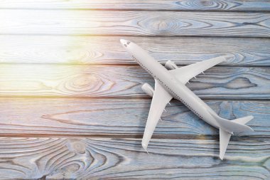 ahşap bir masa arka plan üzerinde uçak
