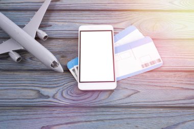 iki uçak biletleri, ahşap arka plan üzerinde bir smartphone. yolculuk.
