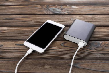 Powerbank Smartphone - açık, ahşap arka plan şarj