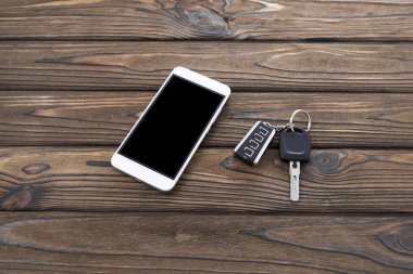 akıllı telefon, anahtar, araba Anahtarlık ahşap arka plan üzerinde