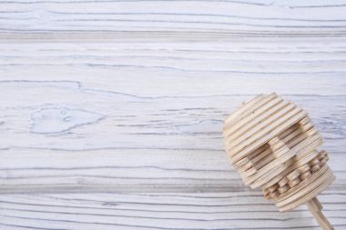 İnsan kafatası ahşap bulmacalar oluşur. Köşeden görünüyor. metin için yer.