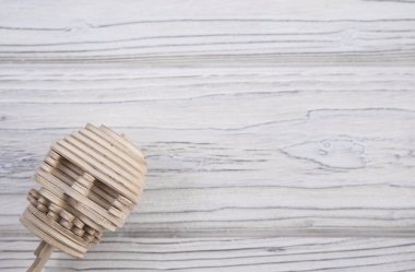 İnsan kafatası ahşap bulmacalar oluşur. Köşeden görünüyor. metin için yer.