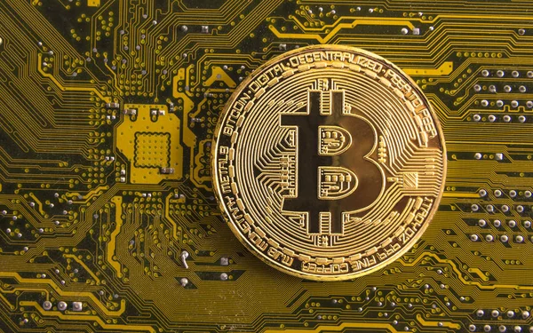 Altın bitcoin kavramı - bilgisayar devre kartı ile bitcoin oluşum ve miniyonga. Elektronik para, Internet Finans