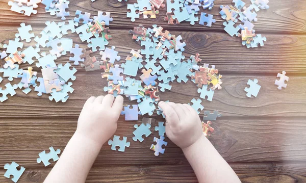 Handpuzzles Auf Einem Holzgrund — Stockfoto