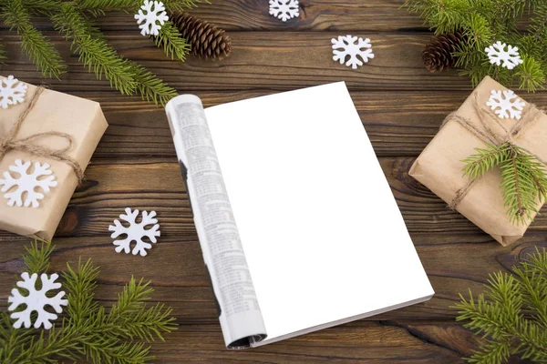 Açık dergi yeni yıl Noel kadar alay et. Üstten Görünüm kopya alanı ile. Bir ağacın, koniler, bir Noel ağacı, hediyeler süsler. Sabıkasız sahte ups veya simülasyonlar için