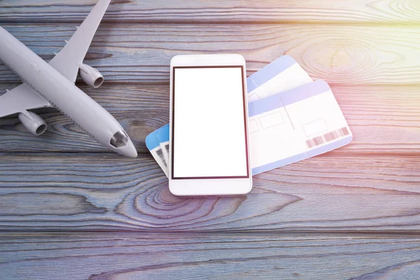 iki uçak biletleri, ahşap arka plan üzerinde bir smartphone. yolculuk.