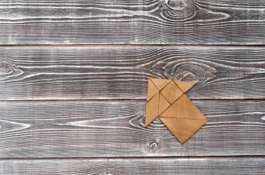 ahşap arka plan üzerinde bir ok şeklinde bulmacalar