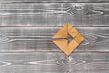 ahşap bir masa üzerinde bulmacalar