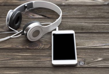 kulaklıklar, bir ahşap zemin üzerine smartphone