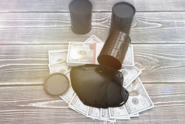 Üç varil petrol, ahşap arka plan üzerinde dolar
