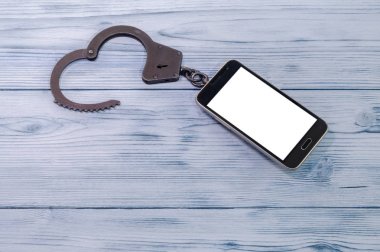 Belgili tanımlık smartphone kelepçe kapsayan bağlıdır. telefonda bağımlılık kavramı. Ekran yukarı alay.