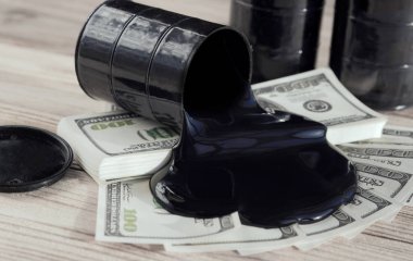 Petrol varilleri ve para birimleri. Pazarlık. Değişim. Petrol işi. Kâr geliri. Piyasa. Fiyatlar yükseliyor, petrol ürünlerinin satışından elde edilen kâr.