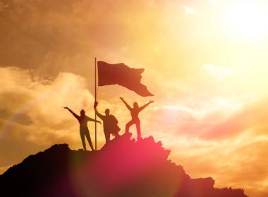 Yüksek achiever siluetleri bir dağın tepesinde holding üç insanların onların ellerini yukarı kaldır. Bir adam bir dağın tepesinde. Kavramsal tasarım. Günbatımı bulutlara karşı dramatik bir gökyüzü.
