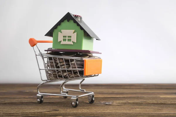 Concepto Una Casa Carrito Compras Sobre Fondo Blanco Idea Comprar — Foto de Stock