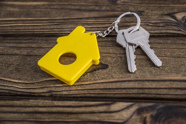Key Yellow Shaped House Keychain Chain Wood Texture Background Idea — Stock Photo, Image