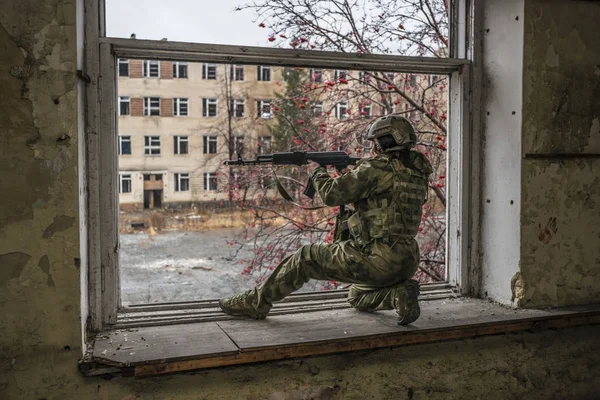 Sniper Airsoft Janela Contra Pano Fundo Das Ruínas Dos Edifícios — Fotografia de Stock