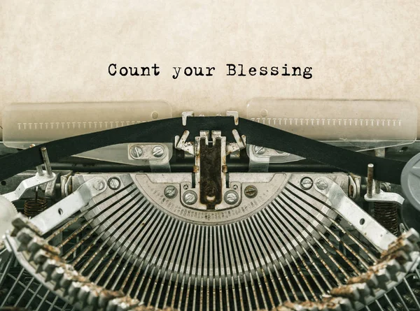 Räkna Din Välsignelse Skrev Ord Vintage Skrivmaskin Närbild — Stockfoto