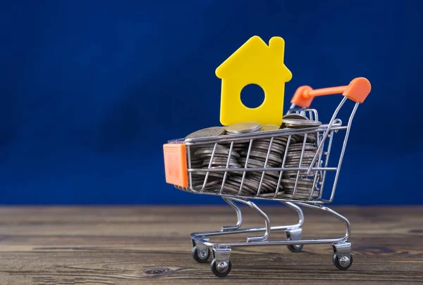 Concept Yellow House Shopping Trolley Blue Background Idea Buying House — Stock Photo, Image