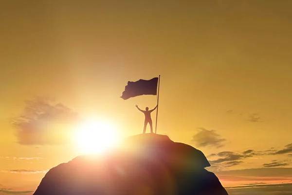 Високі Досягнення Силуети Чоловіків Прапор Перемоги Вершині Гори Руки Вгору — стокове фото