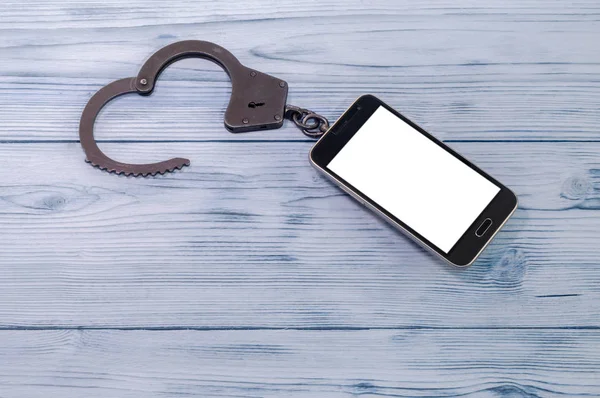 Belgili tanımlık smartphone kelepçe kapsayan bağlıdır. telefonda bağımlılık kavramı. Ekran yukarı alay.