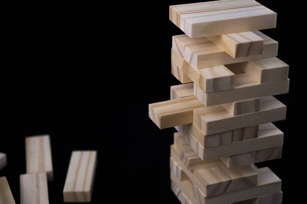 Turm Aus Holzklötzen Spielzeug Mit Schwarzem Hintergrund Lern Und Entwicklungskonzept lizenzfreie Stockbilder