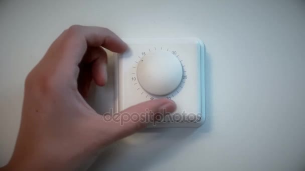 Muž úprava vnitřní zdi termostat. — Stock video